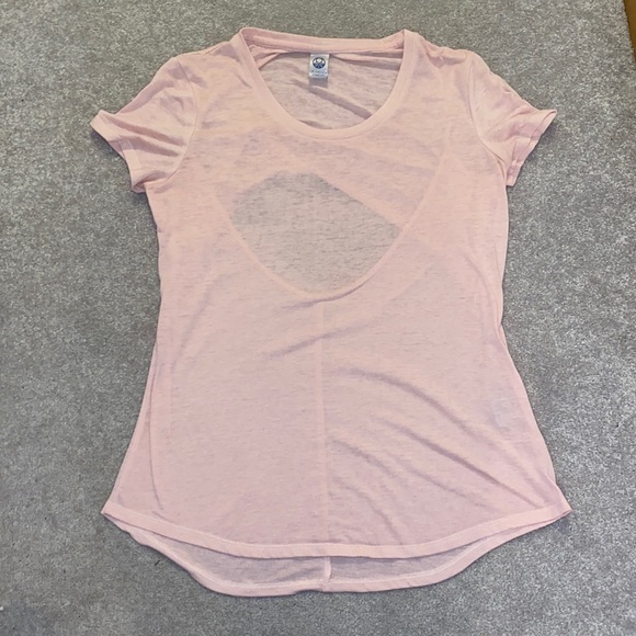 Light pink shirt back is cut out - Picture 1 of 2